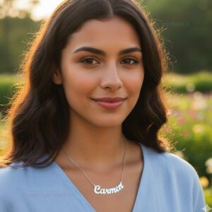 chica con collar con nombre de plata