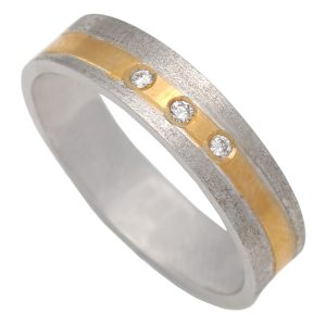 Alianza bicolor oro 18Kl 3 diamantes. 5mm