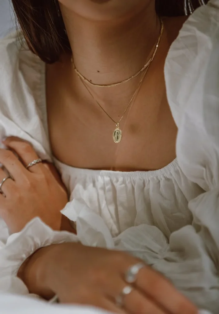 8 joyas imprescindibles en cualquier joyero chica con joyitas
