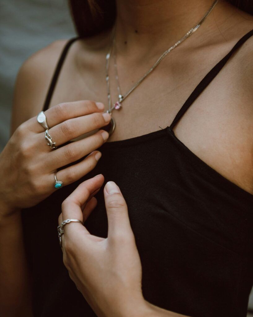 Regalos Únicos: Descubre las 6 Ventajas de las Joyas de Plata Personalizadas Imagen chica joyitas de plata