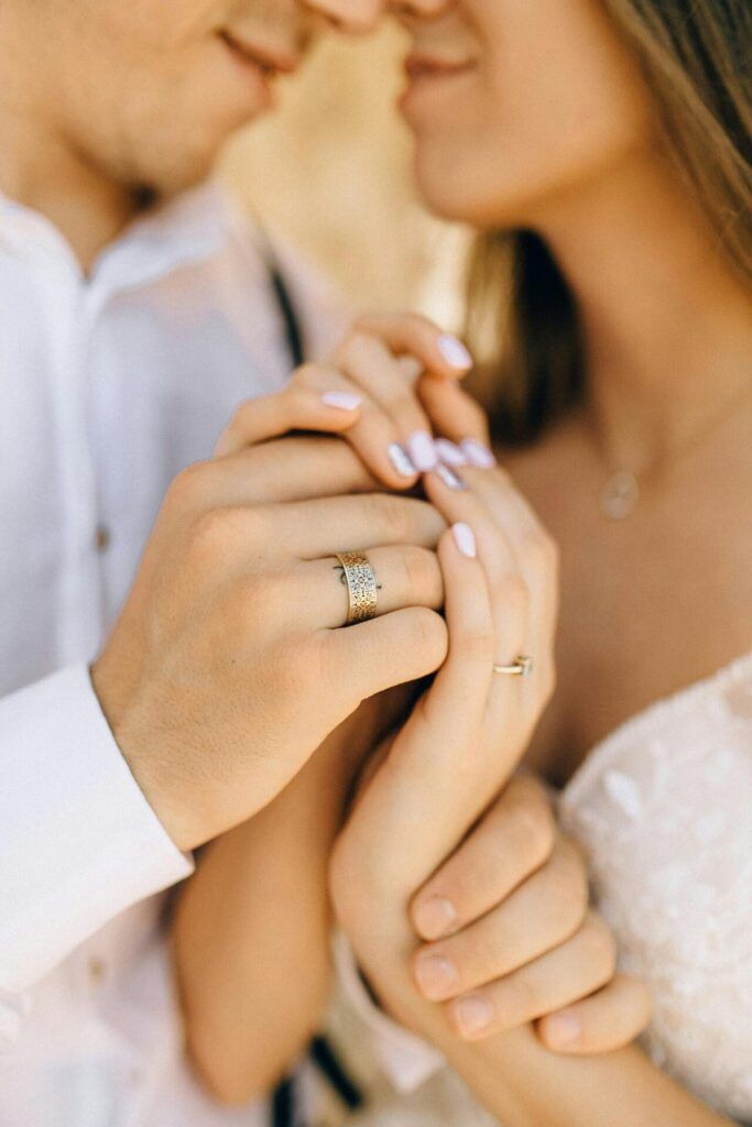 Alianzas de Boda de Platino, oro o plata. Cuál elegir. pareja con alianzas de boda