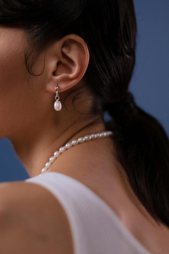 Perlas: el secreto de una joya atemporal. chica con joyas de perlas