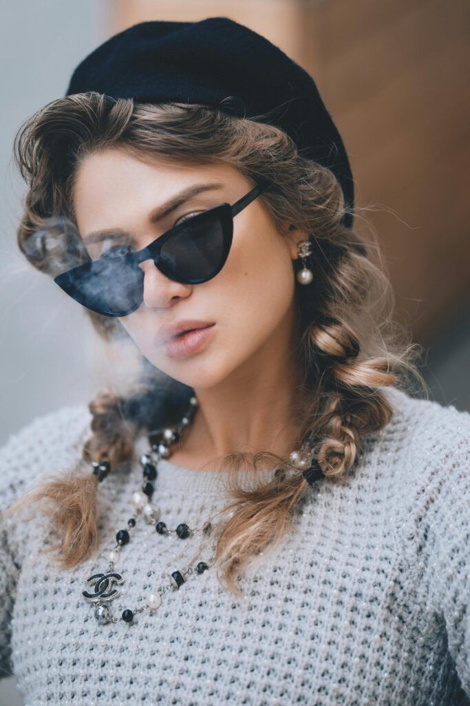 Perlas: el secreto de una joya atemporal. chica rebelde con perlas