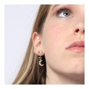 chica con pendientes de plata motivos sol estrella y luna celest