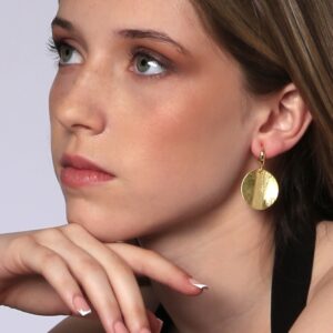 chica con Aros de plata con circulo – Haven Aros de plata con circulo - Heaven - imagen 2