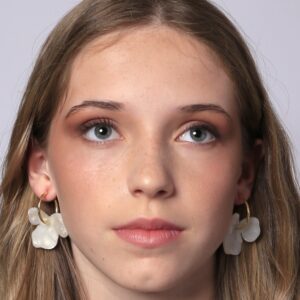 chica con Aros de plata con flor - Perl