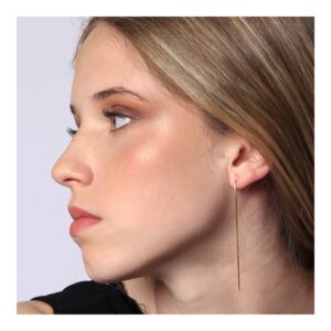 chica con pendientes de plat acadena realm