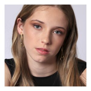chica con pendientes largos de plata 3 cadenas cerradas atelier chica con pendientes largos de plata 3 cadenas cerradas atelier
