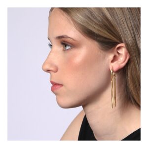 chica con pendientes largos de plata dobles cadenas accent dorados