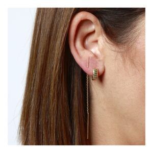 chica con pendientes largos de plata refine chica con pendientes largos de plata refine