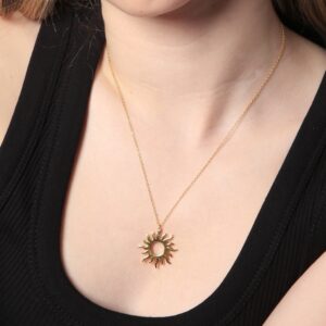 chica con collar de plata motivo sol hueco