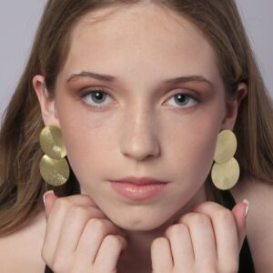 chica con pendientes de plata largos doble circulo dorados
