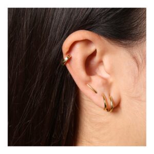 chica con piercing oreja de plata triangular sense