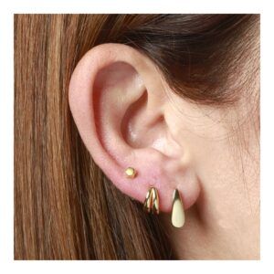 chica con piercing oreja hexagonal boheme chica con piercing oreja hexagonal boheme