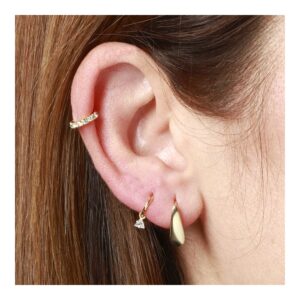 Piercings de oreja de mujer. Más allá de la moda chica con piercings oreja plata con circonita triangulo