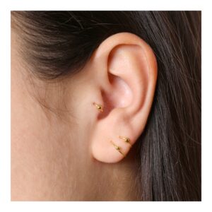 piercing oreja aro 6, 8 y 10 mm con bolita dorados cassie puestos