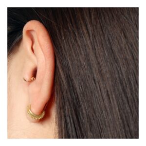 piercings oreja mujer con bolitas dorados dafne puestos