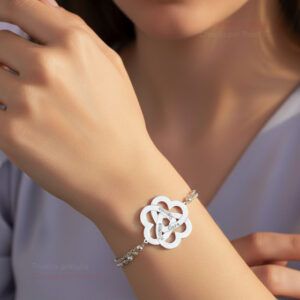 chica con pulsera 3 corazones con nombres chica con pulsera 3 corazones con nombres