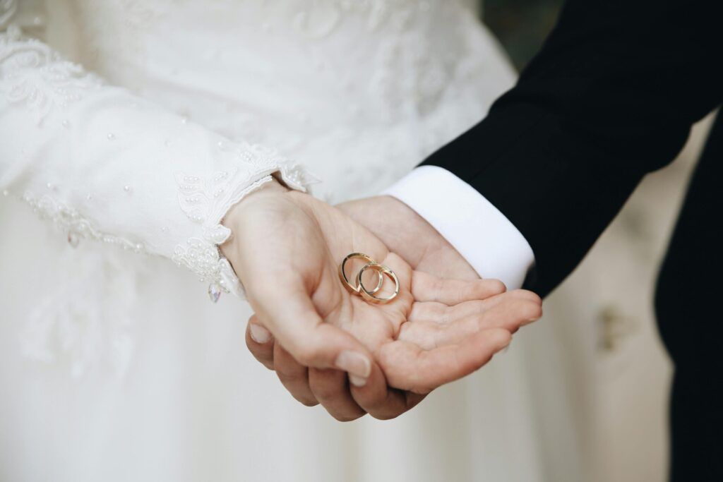 12 alianzas de boda. tendencias 2026 pareja con alianzas de boda