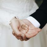 Nosotros pareja con alianzas de boda