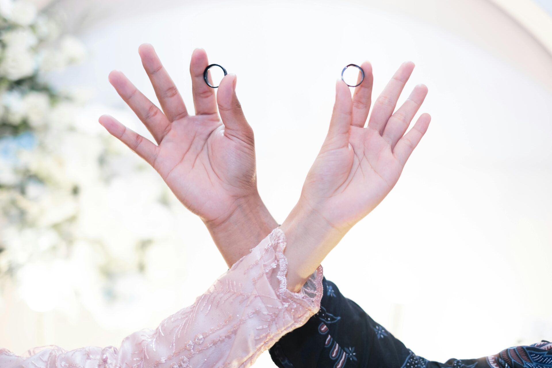 Alianzas de plata: la elección inteligente y elegante para tu boda pareja mostrando alianzas de boda de plata