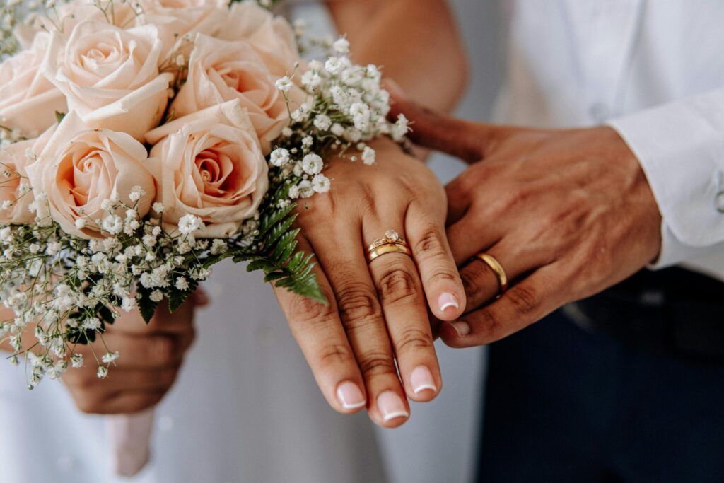 12 anillos de compromiso más vendidos en 2026 anillo de compromiso y alianza de boda tras ceremonia