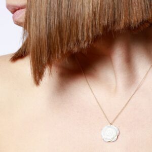 Collar plata charm Rosa blanca nacar foto Collar plata charm Rosa blanca nacar foto