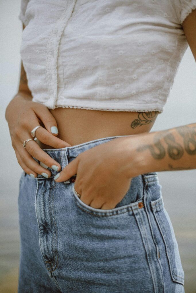 Anillos de Moda 2026: 8 Tendencias que Transformarán tu Estilo chica con anillos de plata