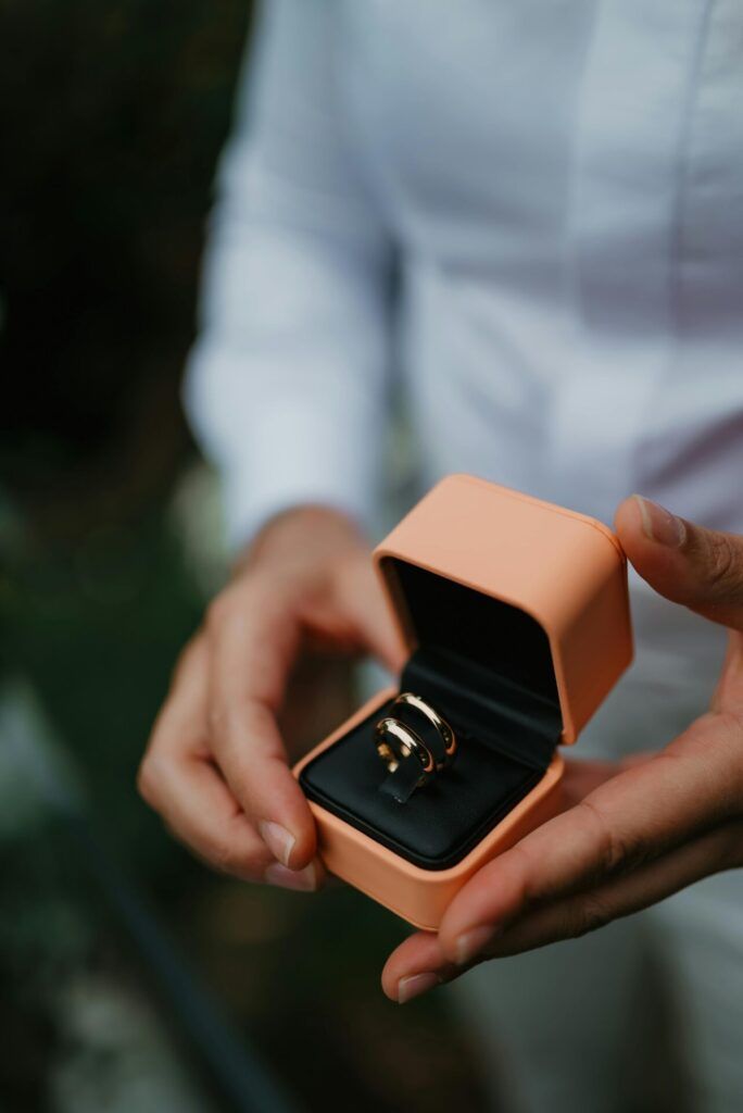 Por qué regalar joyas de plata a una mujer. regalo de una joya