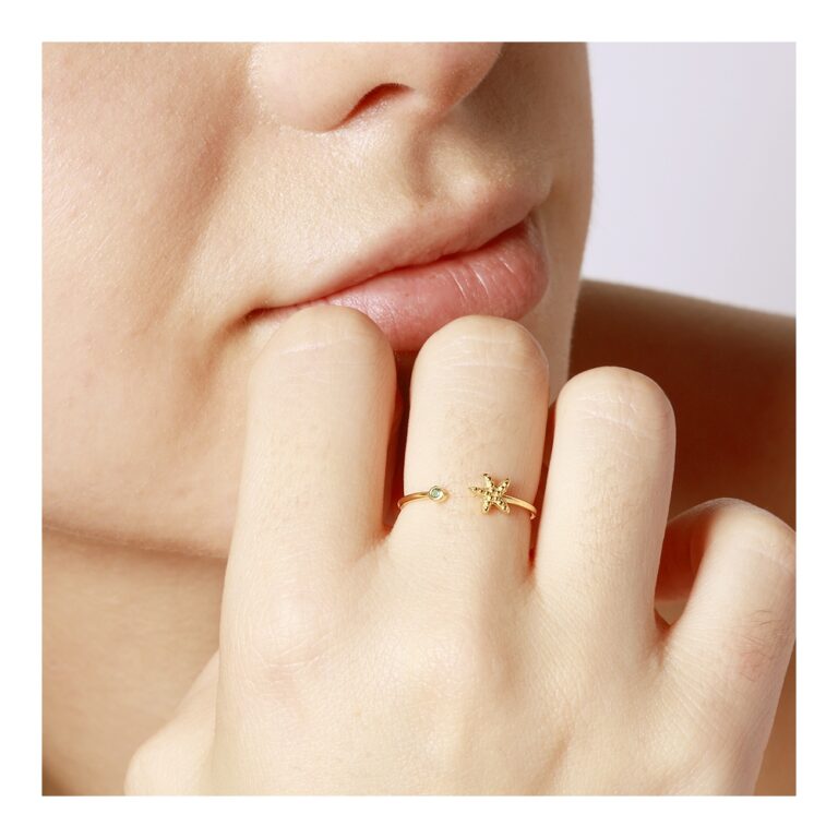 Tendencias en joyas de plata para este invierno 2026 Anillo abierto plata estrella mar y circonita verde