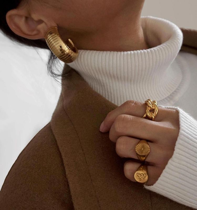 Tendencias en joyas de plata para este invierno 2026 imagen jersey y joyas