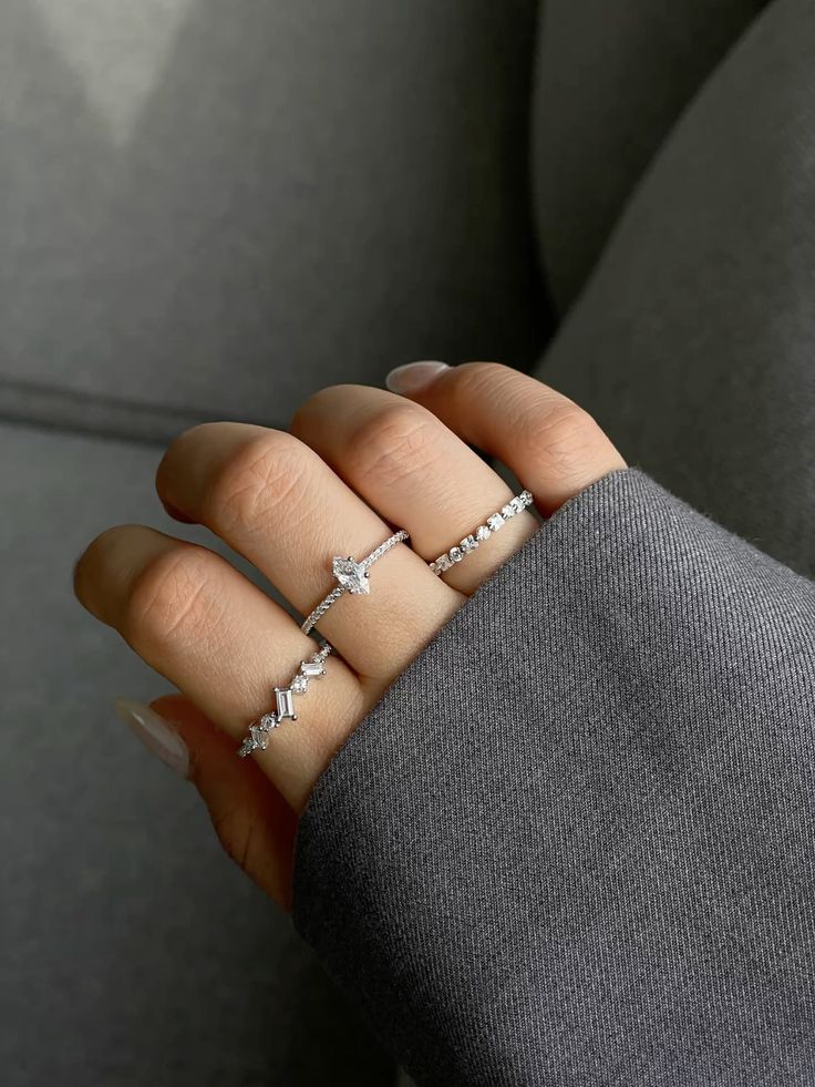 Cómo Elegir el Anillo de Plata Perfecto para Mujer: Guía Completa modelo con anillos