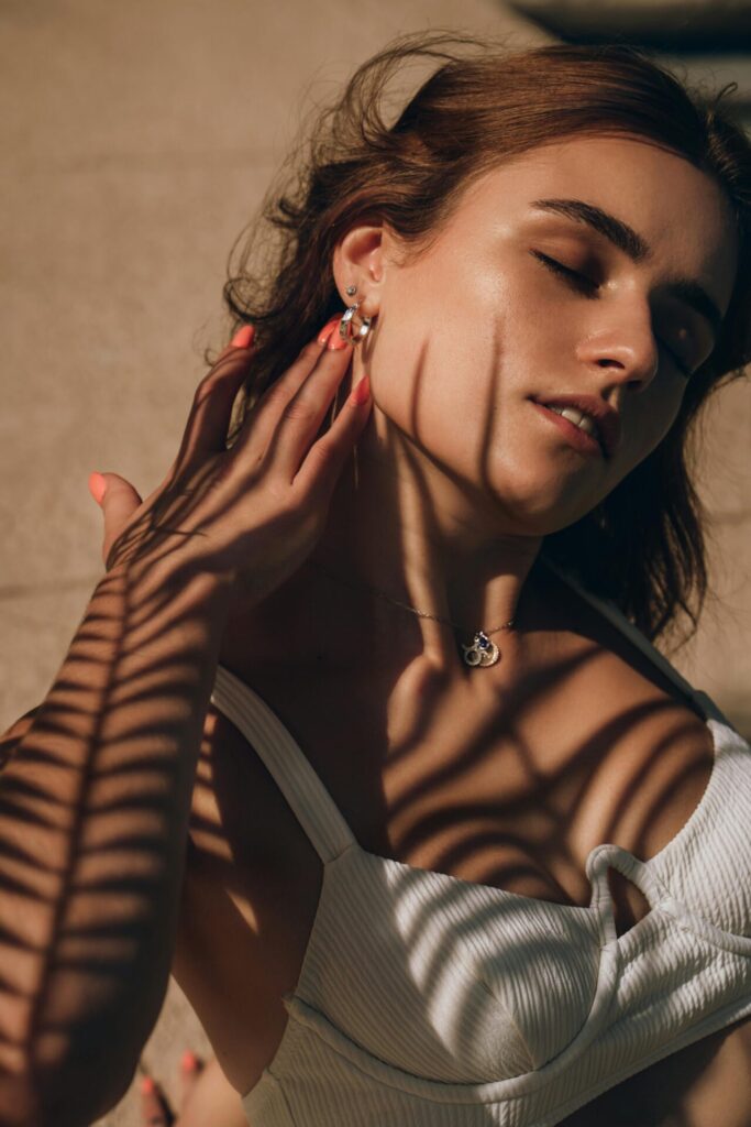Cómo cuidar tus joyas de plata en verano: sol, agua del mar y piscina chica con joyas de plata en verano