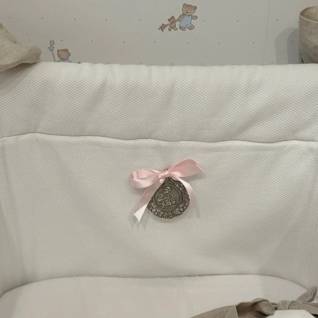 Medallas de cuna para bebé: origen, tradición y por qué regalarlas medlla de cuna colocada