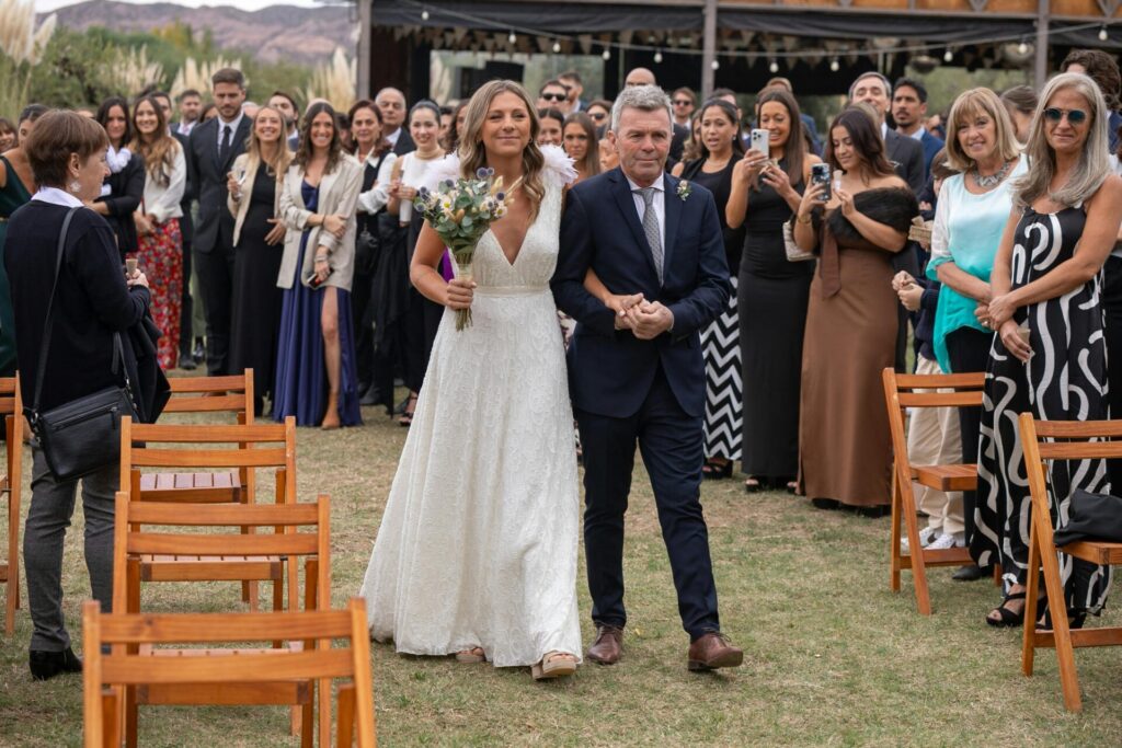 Joyas para boda 2026: guía para novia, madrina e invitada padre llevando novia al altar