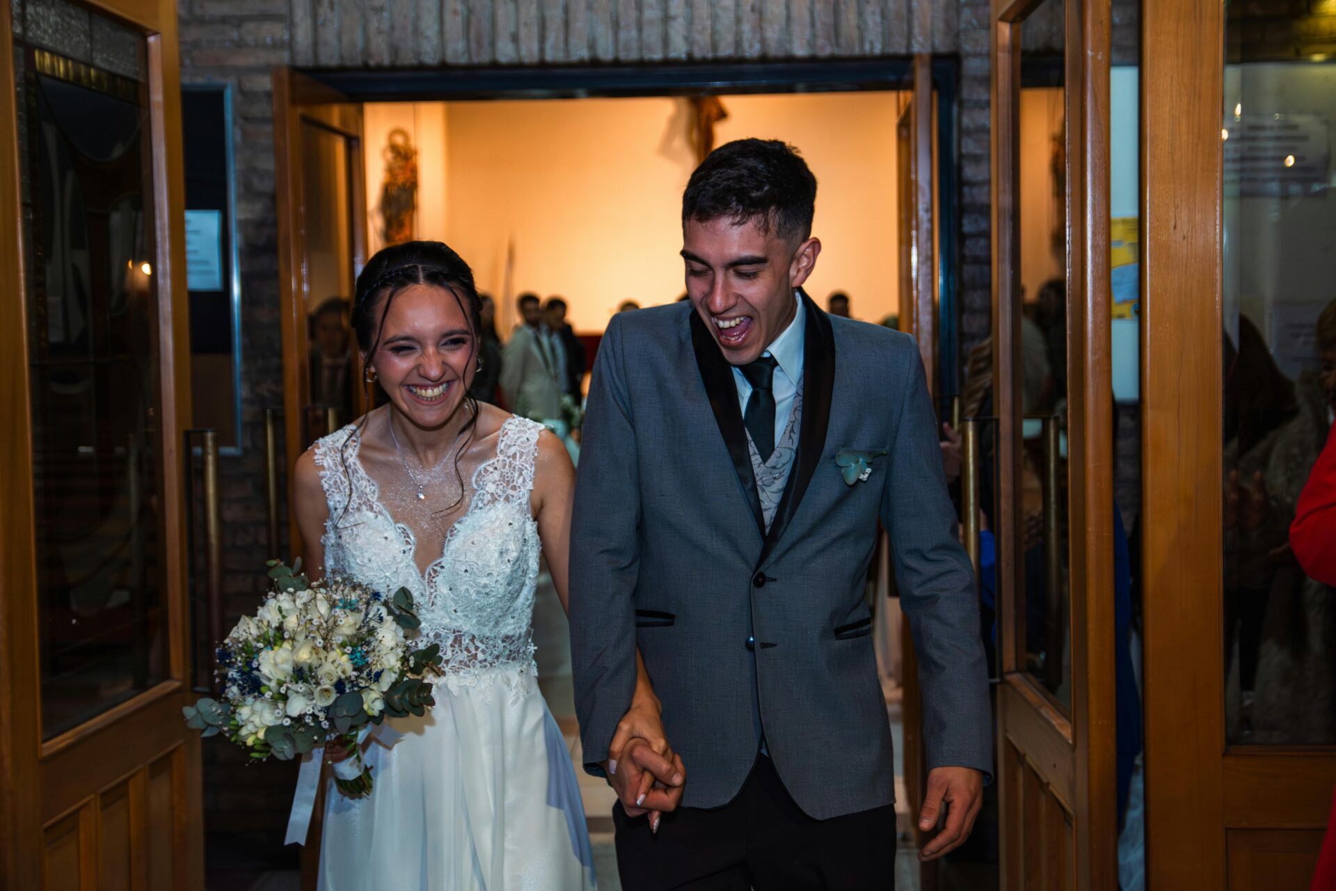 Joyas para boda 2026: guía para novia, madrina e invitada pareja de novios recien casados