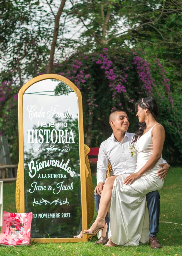 Joyas para boda 2026: guía para novia, madrina e invitada pareja de novios sesion foto tras boda