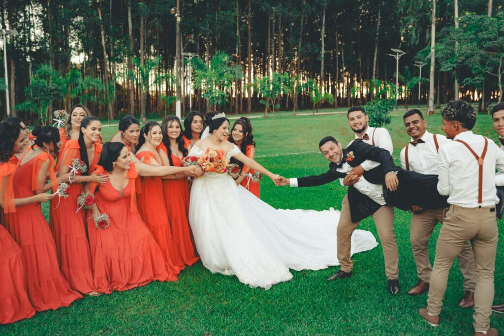 Joyas para boda 2026: guía para novia, madrina e invitada pareja a de novios con amigos tras boda