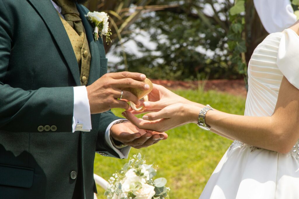 Arras de Boda: Historia y Significado de una Tradición Española entrega arras de boda