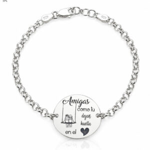 Pulsera amigas en Plata de Ley 925mm con motivo de columpio dos amigas + frase AMIGAS COMO TÚ DEJAN HUELLA EN EL CORAZÓN. Medidas del motivo: 23mm. Incluye cadena rolot de 4mm de ancho con opción de colocar la cadena en varias posiciones de largos. Largo de 19 cm.