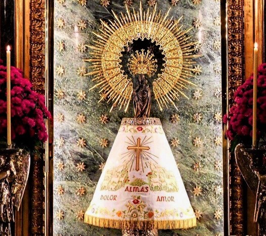 Medalla Virgen del Pilar en plata: guía completa 2026 Manto-Virgen-Pilar