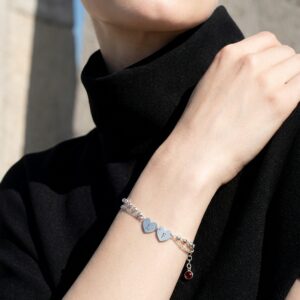 pulsera de plata 2 corazones personalizable amandine puesta