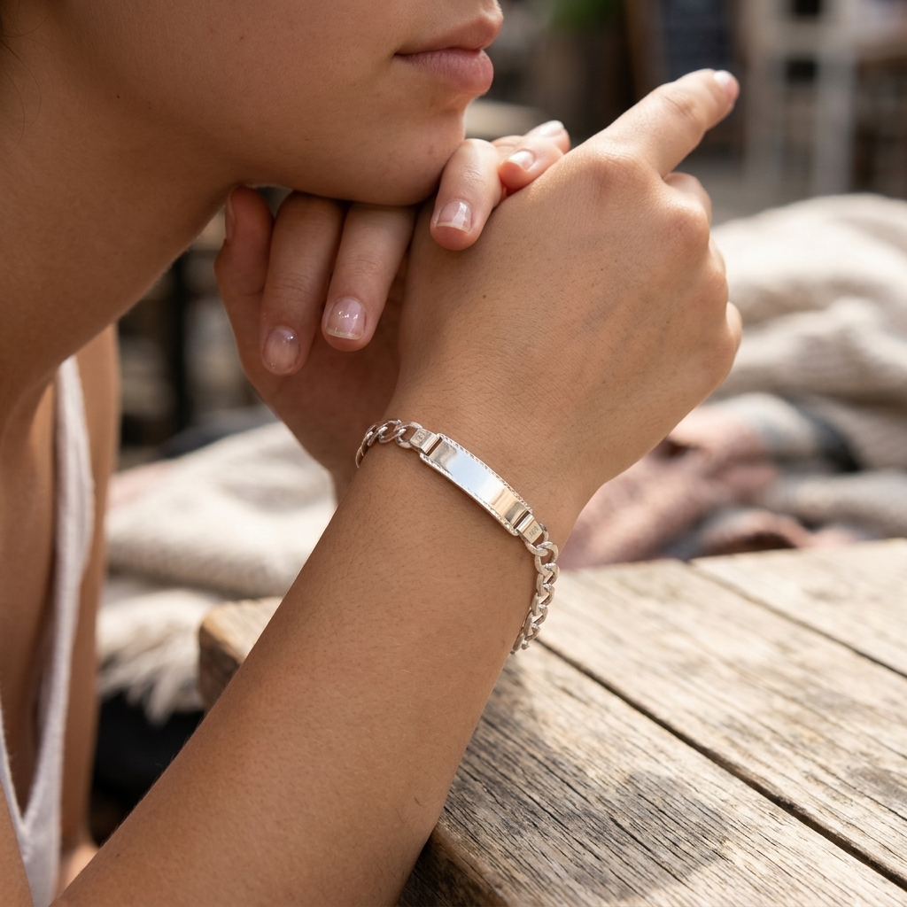 ¿Qué Esclava de Plata Elegir para Mujer? Guía 2026 chica con esclava de plata